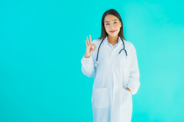 세로 청진기를 가진 아름 다운 젊은 아시아 의사 여자