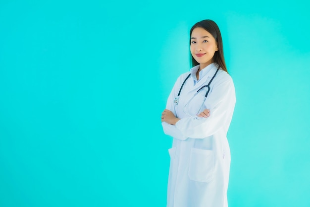 세로 청진기를 가진 아름 다운 젊은 아시아 의사 여자