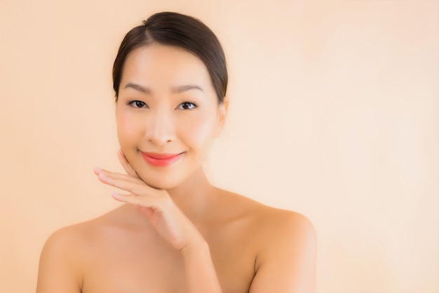 肖像画美容スパコンセプトと美しい若いアジアの顔の女性