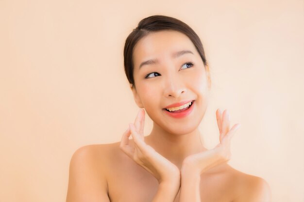 肖像画美容スパコンセプトと美しい若いアジアの顔の女性