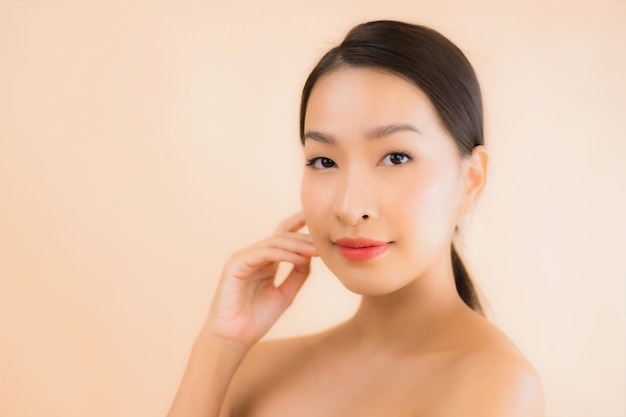Женщина стороны портрета красивая молодая азиатская с концепцией курорта красоты