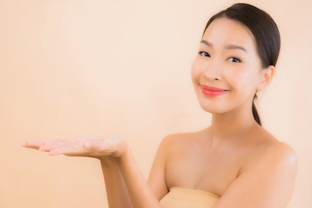 Женщина стороны портрета красивая молодая азиатская с концепцией курорта красоты