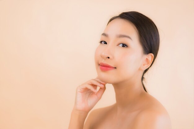 뷰티 스파 개념 세로 아름 다운 젊은 아시아 얼굴 여자