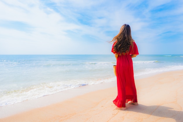 Ritratto bella giovane donna asiatica sulla spiaggia e sul mare