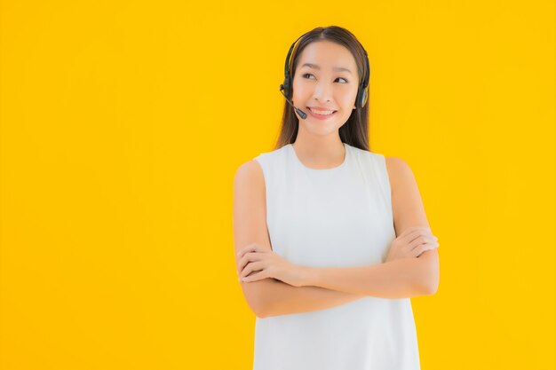 Callcenter женщины портрета красивый молодой азиатский для помощи