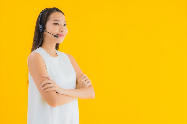 Callcenter женщины портрета красивый молодой азиатский для помощи