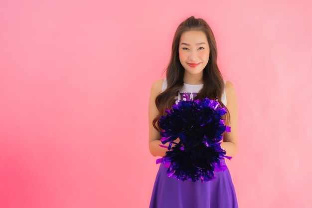 초상화 아름 다운 젊은 아시아 여자 치 어 리더 미소 행복