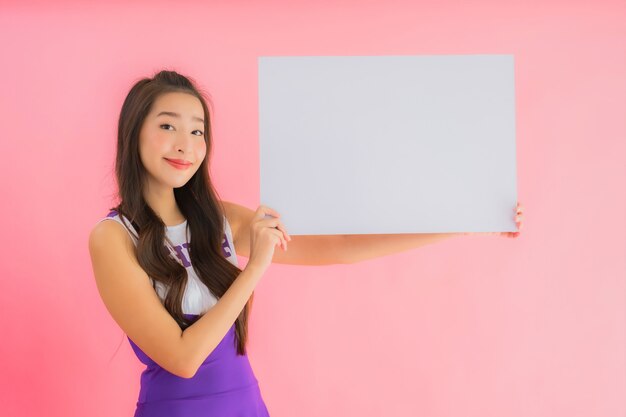 肖像画の美しい若いアジア女性チアリーダー笑顔ショー空のホワイトボード
