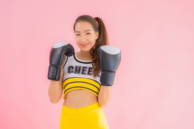 Чирлидер женщины портрета красивый молодой азиатский с действием бокса