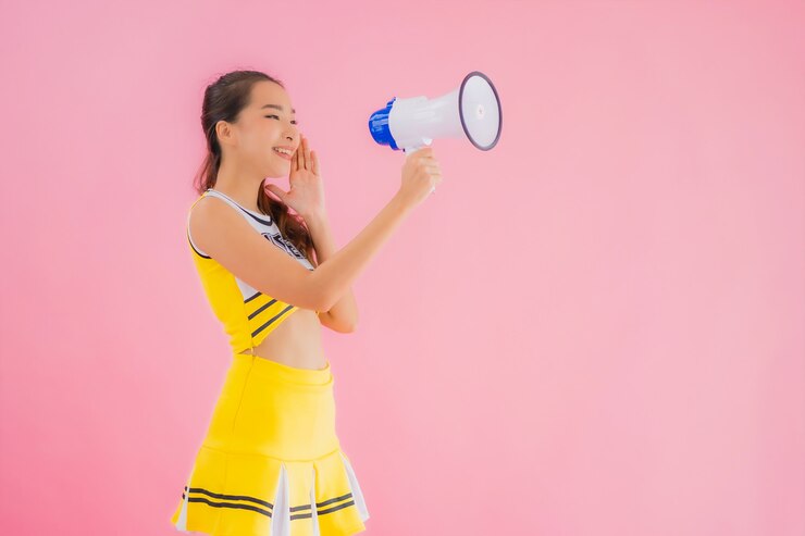 無料Photo 肖像画のメガホンを持つ美しい若いアジア女性チアリーダー