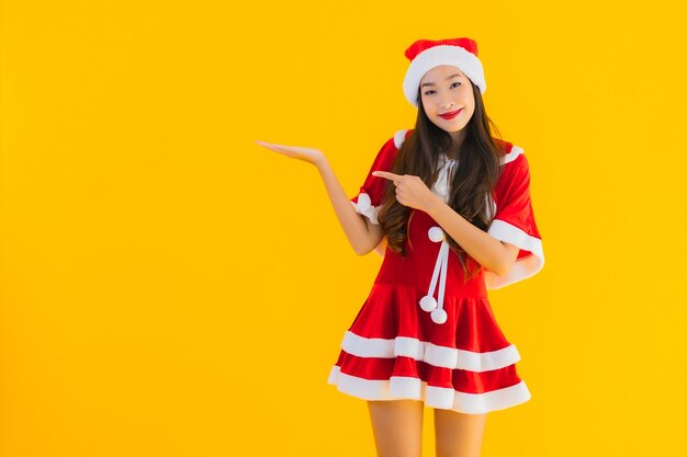 세로 아름 다운 젊은 아시아 여자 크리스마스 옷과 모자 미소 행복