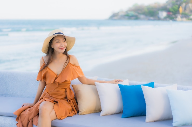 無料Photo 海オーシャンビーチの周りの肖像画美しい若いアジア女性の幸せな笑顔