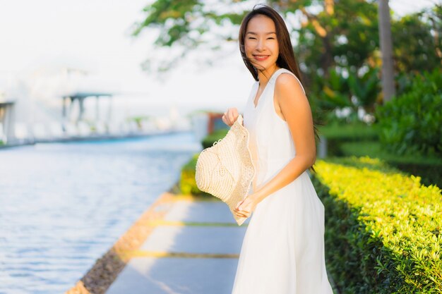 세로 아름다운 젊은 아시아 여성 행복하고 해변 바다와 바다에 미소