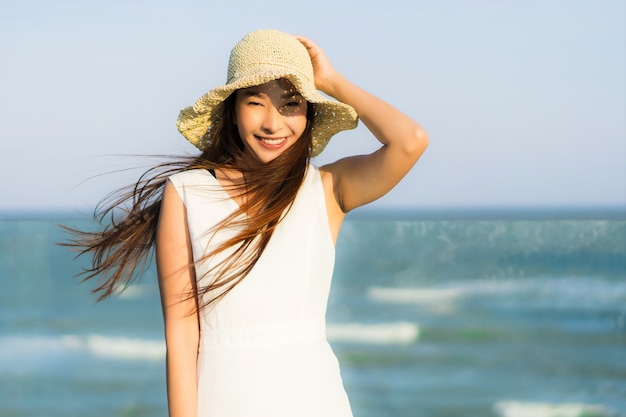 Женщина портрета красивая молодая азиатская счастливая и улыбка на море и океане пляжа