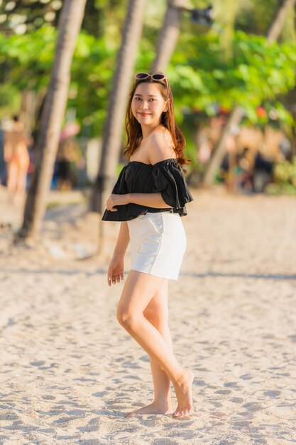 肖像画美しい若いアジア女性幸せと笑顔のビーチ海と海に