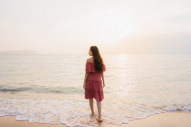 해변 바다와 바다에 세로 아름다운 젊은 아시아 여성 행복한 미소 레저