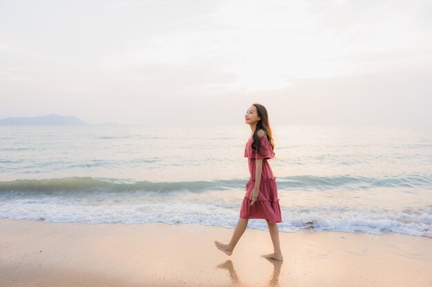 ビーチの海と海の肖像画美しい若いアジア女性幸せな笑顔のレジャー