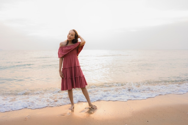 ビーチの海と海の肖像画美しい若いアジア女性幸せな笑顔のレジャー