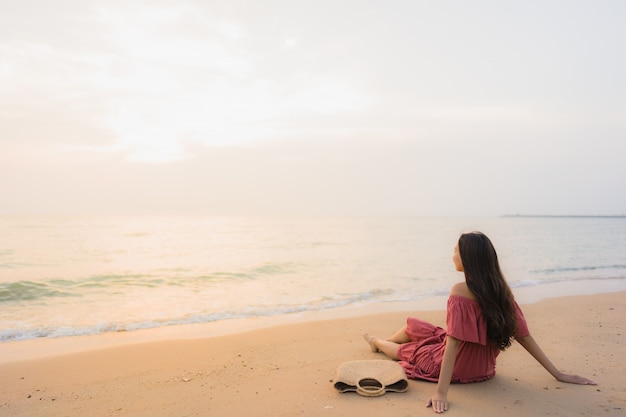 Портрет красивой молодой азиатской женщины счастливой улыбкой отдых на пляже море и океан