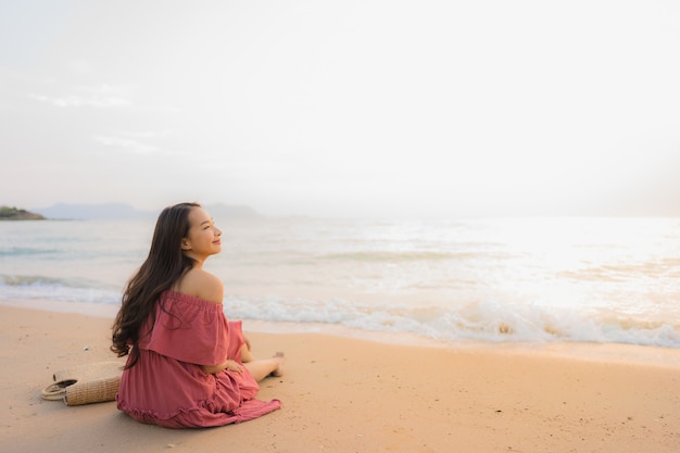 ビーチの海と海の肖像画美しい若いアジア女性幸せな笑顔のレジャー