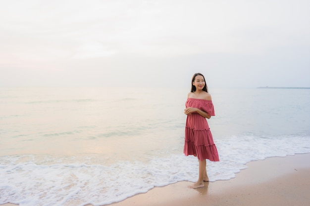 ビーチの海と海の肖像画美しい若いアジア女性幸せな笑顔のレジャー