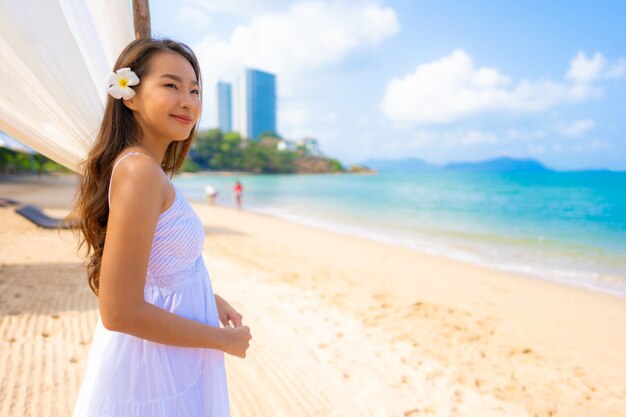 해변 바다와 바다에 세로 아름다운 젊은 아시아 여성 행복한 미소 레저