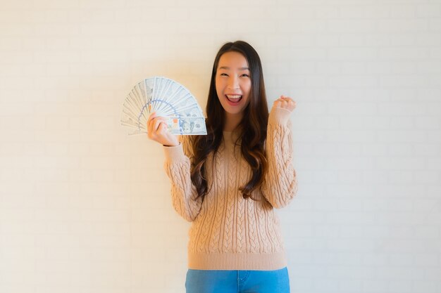 Улыбка красивой молодой азиатской женщины портрета счастливая с вентилятором