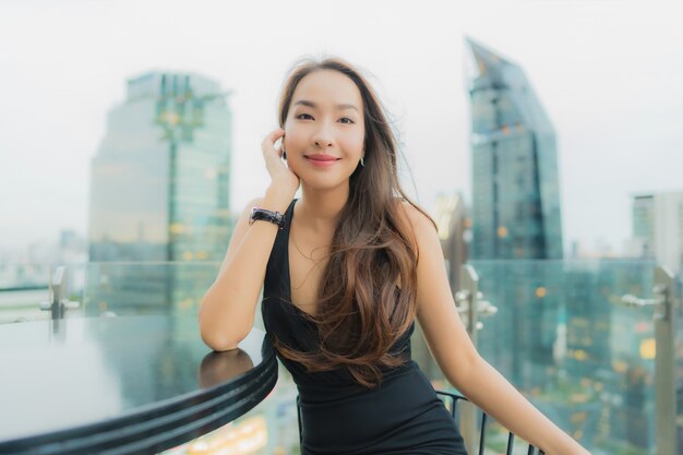 Женщина портрета красивая молодая азиатская ослабляет наслаждается рестораном на крыше