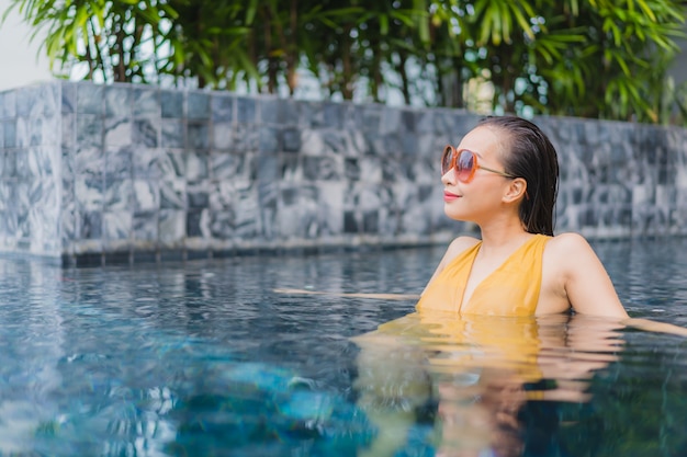 초상화 아름 다운 젊은 아시아 여자 수영장 주위 레저 휴식