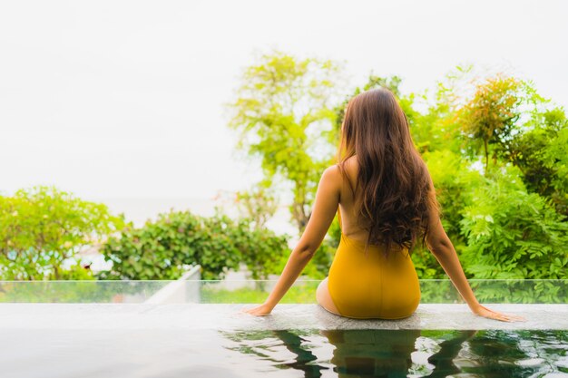 초상화 아름 다운 젊은 아시아 여자 호텔 및 리조트 수영장에서 레저 휴식