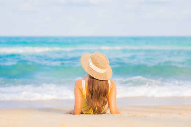 초상화 아름 다운 젊은 아시아 여자는 여행 휴가 여행에 해변 바다 바다 주위에 미소 레저 휴식