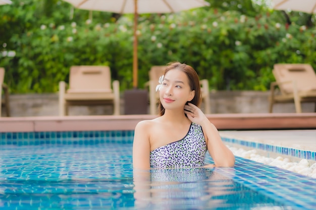 휴가 여행에 수영장에서 야외 휴식 초상화 아름 다운 젊은 아시아 여자