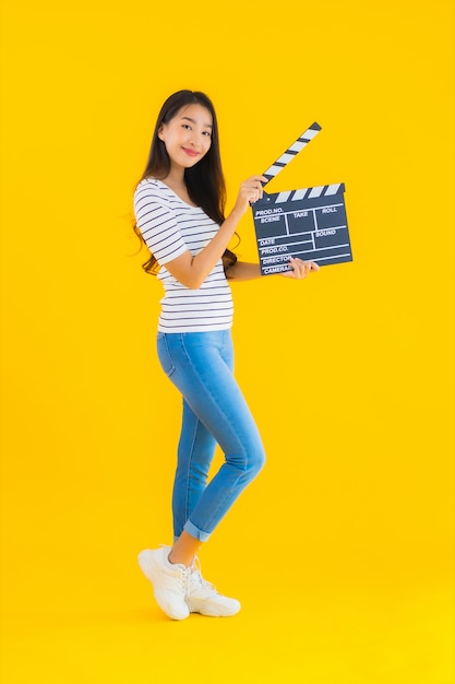 무료 사진 초상화 아름 다운 젊은 아시아 여자 쇼 추 영화 보드