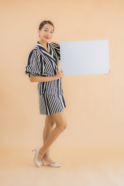 초상화 아름 다운 젊은 아시아 여자 쇼 빈 흰색 빌보드 종이