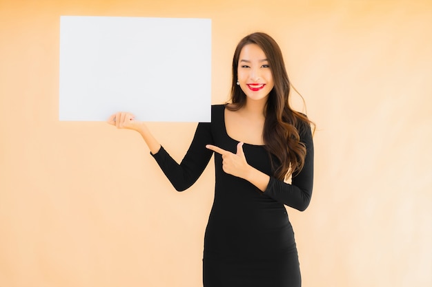 Free photo portrait beautiful young asian woman show empty white board