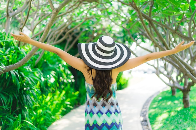 Foto gratuita ritratto bella giovane donna asiatica sorriso e felice giro giardino all'aperto