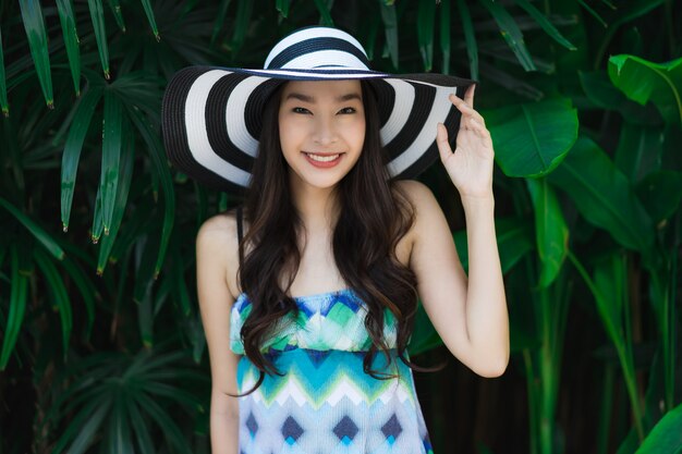 초상화 아름 다운 젊은 아시아 여자 미소와 야외 정원 주위에 행복