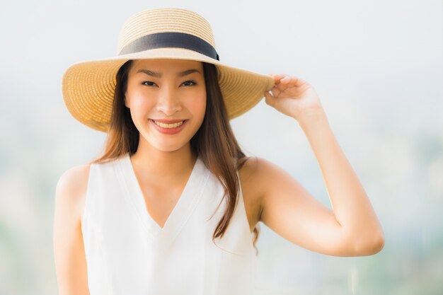 세로 아름 다운 젊은 아시아 여자 행복 미소와 무료 느낌