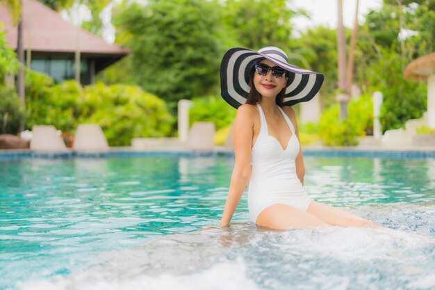 초상화 아름 다운 젊은 아시아 여자 미소 행복 호텔 리조트 수영장 주위 휴식