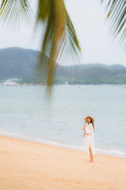 肖像画美しい若いアジア女性笑顔幸せなビーチ海海でリラックスします。
