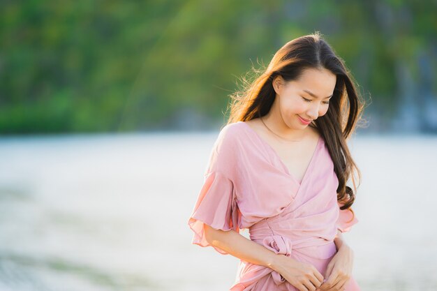 Прогулка улыбки женщины портрета красивой молодой азиатской счастливая на тропическом внешнем море пляжа природы