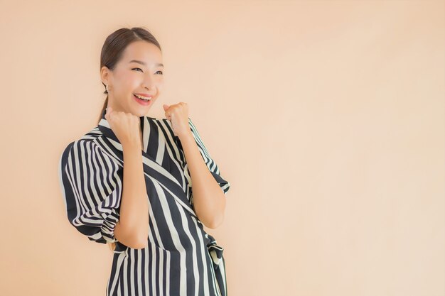 초상화 아름 다운 젊은 아시아 여자 미소 행복