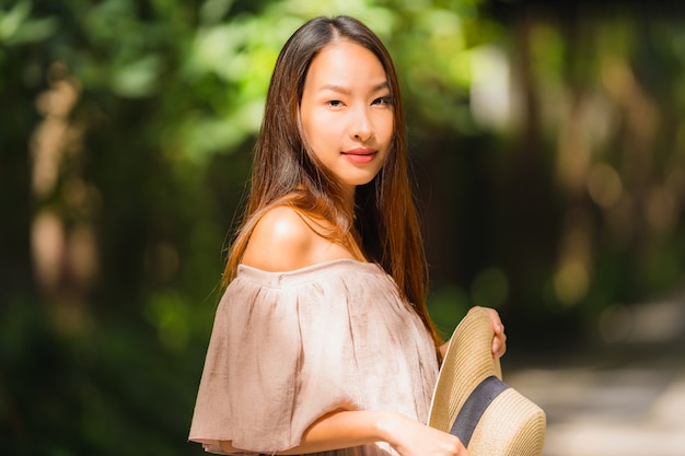 초상화 아름 다운 젊은 아시아 여자 미소 행복