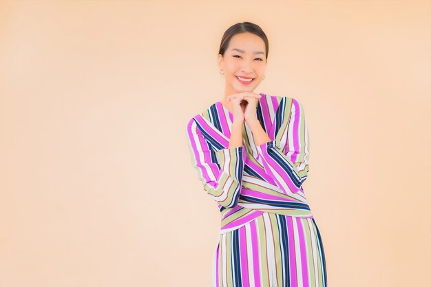 세로 아름 다운 젊은 아시아 여자 미소 색상에 행동에 긴장