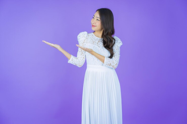 無料Photo 肖像画美しい若いアジアの女性の笑顔の色の背景にアクション