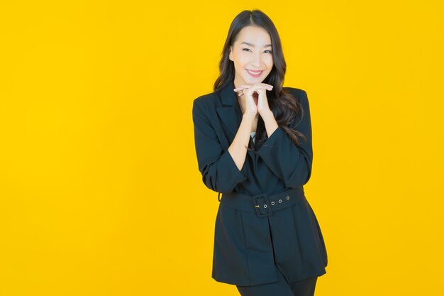 노란색에 행동으로 초상화 아름 다운 젊은 아시아 여자 미소