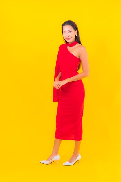 액션과 초상화 아름 다운 젊은 아시아 여자 미소