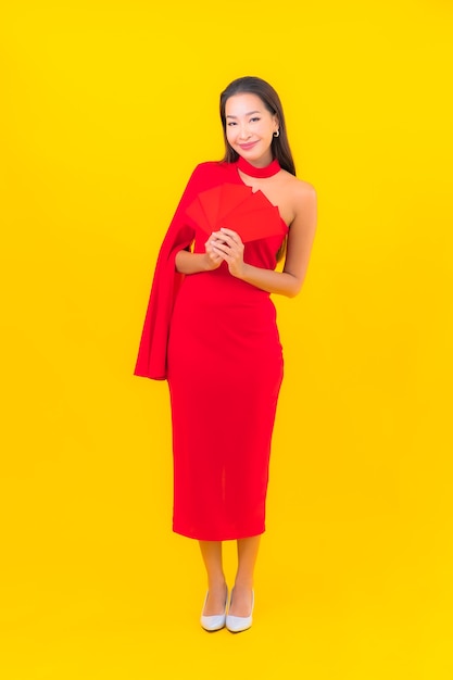 액션과 초상화 아름 다운 젊은 아시아 여자 미소