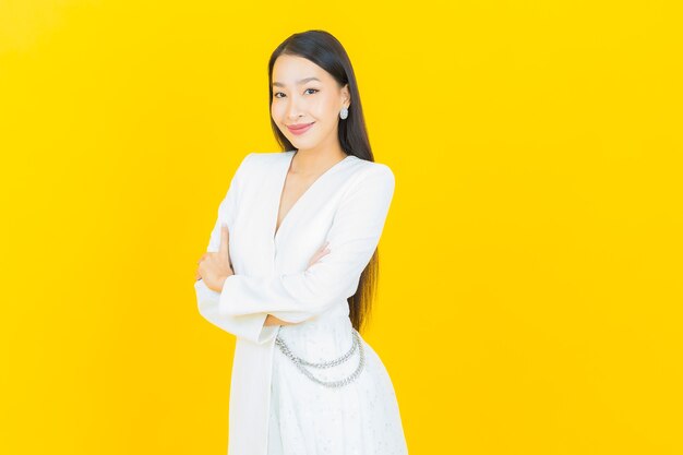 액션과 초상화 아름 다운 젊은 아시아 여자 미소