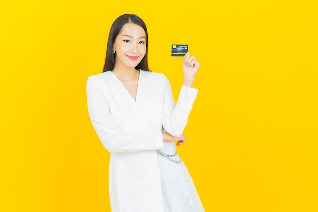 신용 카드와 초상화 아름 다운 젊은 아시아 여자 미소
